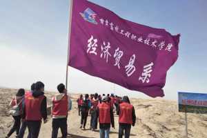 开展植树活动，提高环保意识