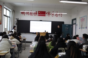 “三抓三促”行动进行时||经贸与人文学院开展“诵经典，扬传统”校园晨读督查活动